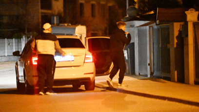FOTO: Kryšpín s Mirkem Dopitou vyndavali věci z auta.