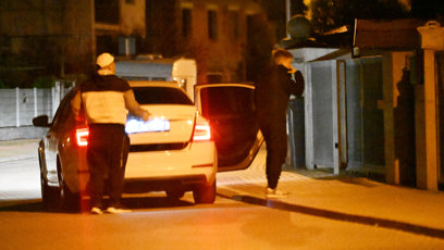 FOTO: Kryšpín s Mirkem Dopitou vyndavali věci z auta.