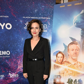 Herečka Tereza Ramba vynesla na premiéru černý overal s koženým páskem. Černý komplet rozbila zajímavým barevným prvkem v podobě rudých lodiček.