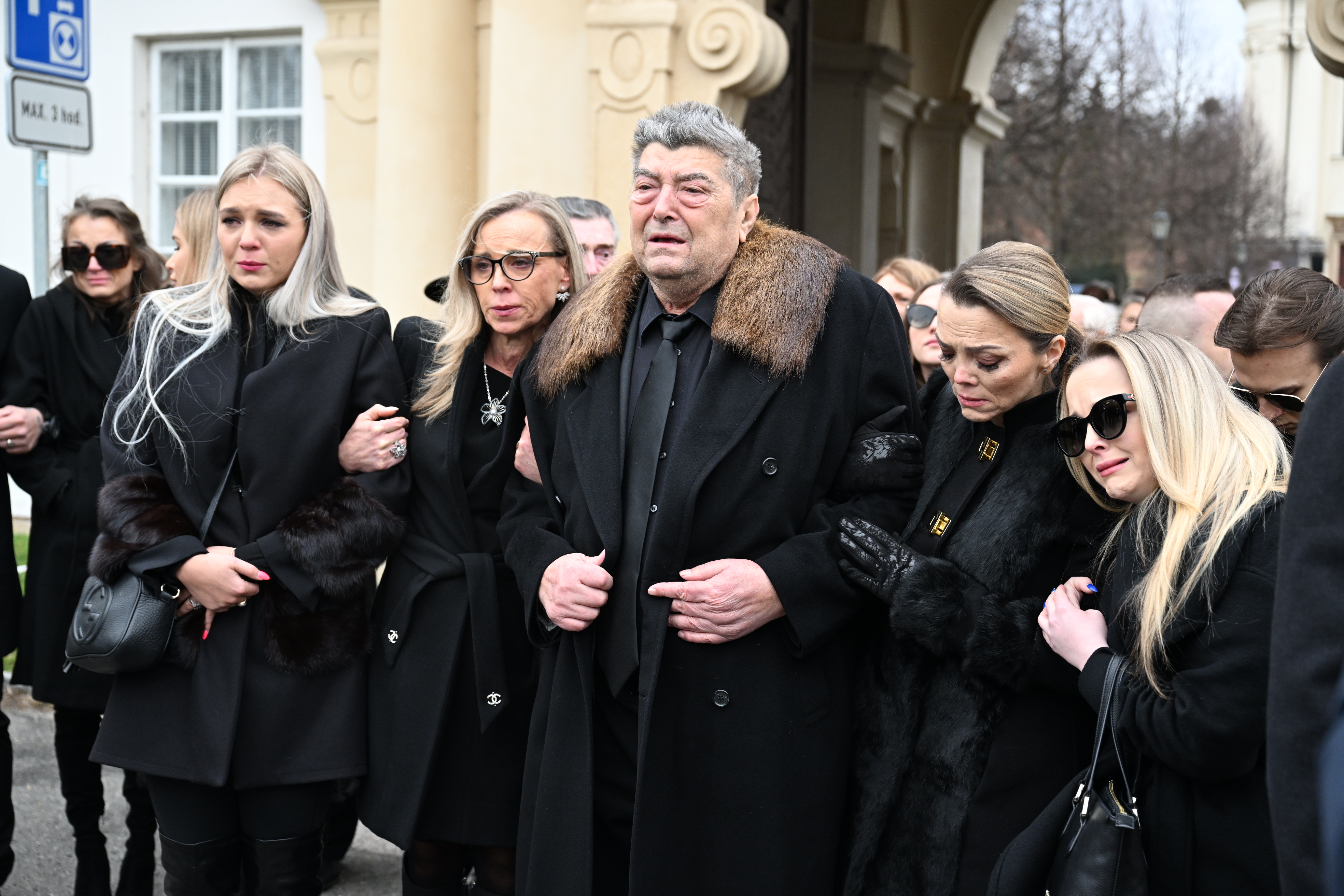 Václav Kočka nejstarší v slzách. 