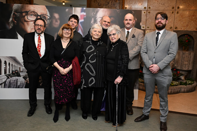 FOTO: Dorazila i rodina Nicholase Wintona. – stránka 461