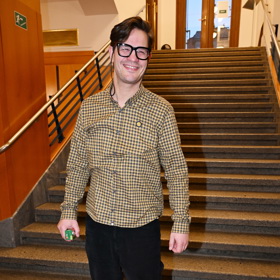 David Kraus balí svůj telefon do hadru. 