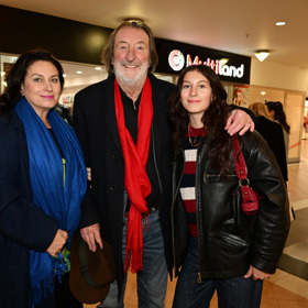 Bolka Polívku doprovodila na premiéru filmu Sucho jeho rodina.