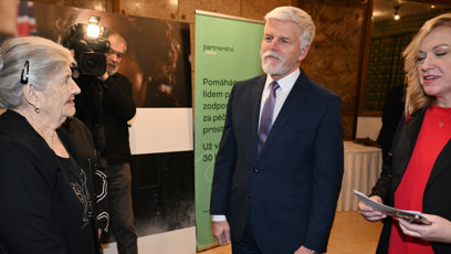 FOTO: Petr Pavel se dal do řeči se členy Wintonovy rodiny.