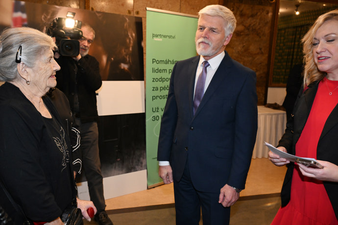 FOTO: Petr Pavel se dal do řeči se členy Wintonovy rodiny. – stránka 1648