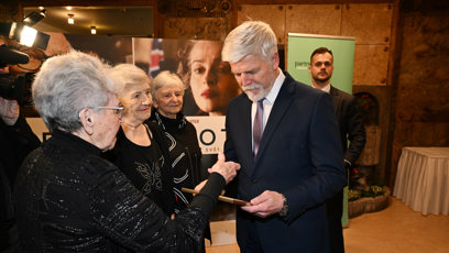 FOTO: Petr Pavel si prohlíží fotografie s Nicholasem Wintonem.