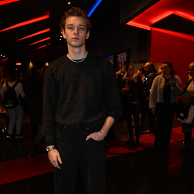 Tomas Sean Pšenička zvolil na brněnskou premiéru o poznání méně nápadný outfit.