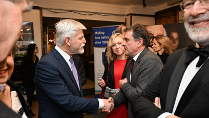 FOTO: Petr Pavel si potřásá rukou.