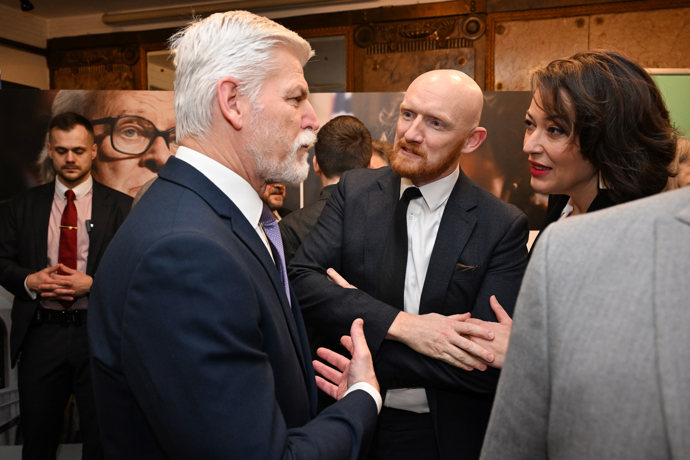 FOTO: Petr Pavel se dal do řeči i s britským velvyslancem. – stránka 2242