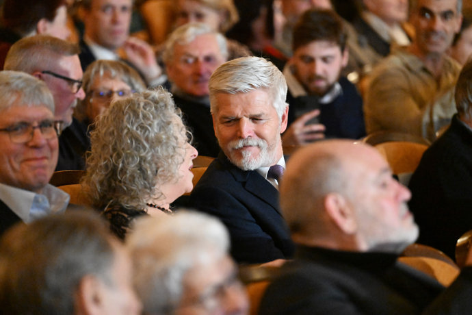 FOTO: Prezident Petr Pavel v sále. – stránka 2236