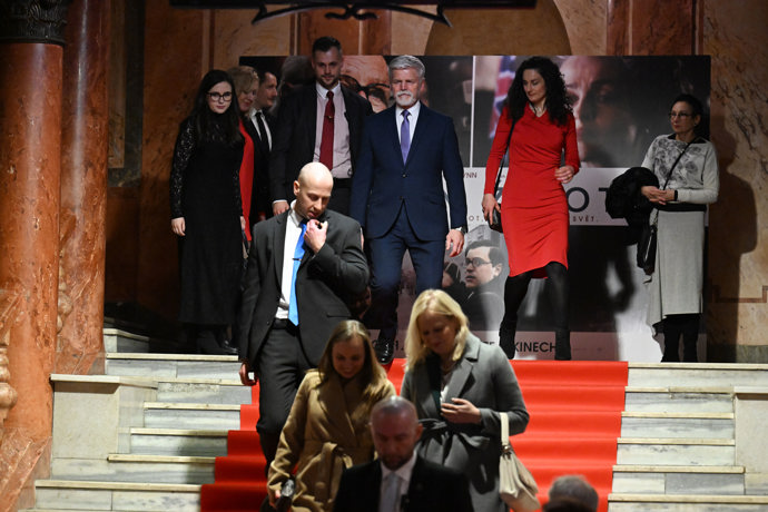 FOTO: Petr Pavel na odchodu z Lucerny. – stránka 2234