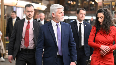 FOTO: Petr Pavel na odchodu z kina v doprovodu ochranky.