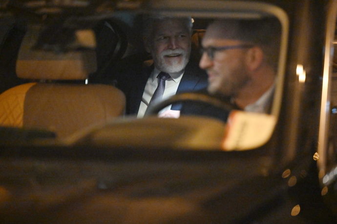 FOTO: Petr Pavel odjíždí. – stránka 2231