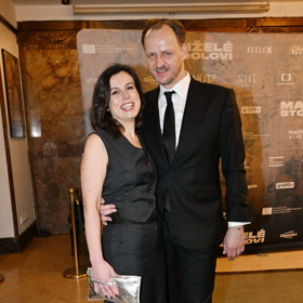 Herec Jan Hájek vyvedl na premiéru filmu Manželé Stodolovi svou ženu. 