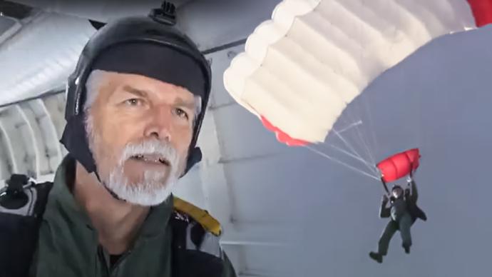 FOTO: Petr Pavel tajně seskočil padákem. – stránka 2206