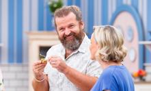 Josef Maršálek zkoumá výsledky prací kulinářské soutěže Peče celá země.