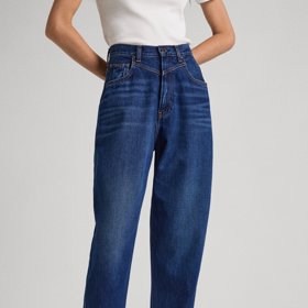 Neformální model v tmavším provedení nabízí ve střihu barrel značka Pepe Jeans  za 1 390 Kč.