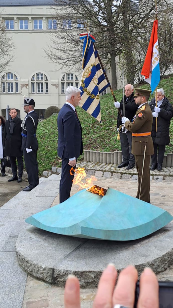 FOTO: Český prezident se zúčastnil vzpomínkového ceremoniálu a kladl věnec u Národního památníku lucemburské solidarity. – stránka 2190
