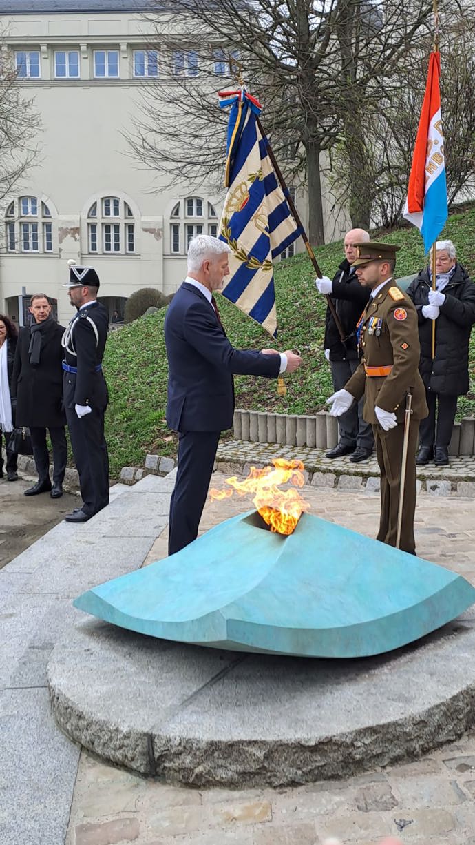 FOTO: Český prezident se zúčastnil vzpomínkového ceremoniálu a kladl věnec u Národního památníku lucemburské solidarity. – stránka 2189