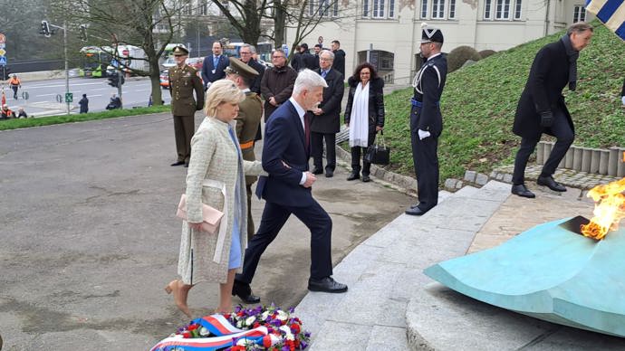 FOTO: Prezidentský pár Petr Pavel a Eva Pavlová byli elegantní. – stránka 2187