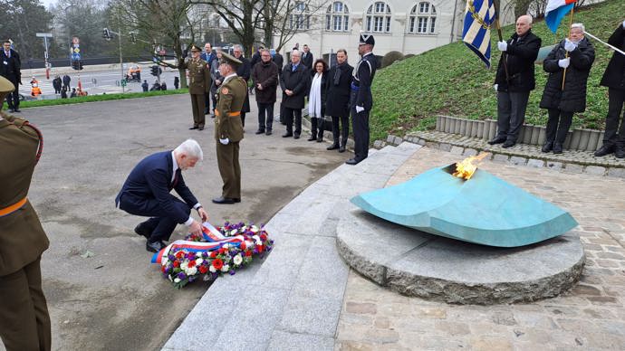 FOTO: Prezident Petr Pavel odjel na pracovní cestu i se svou ženou. – stránka 2195