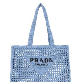 Háčkovaná síťovka Prada rozbouřila módní vody pár let zpět. Síťovkám ale otevřela cestu zpět mezi trendy. (Její cena se pohybuje kolem 40 tisíc korun)