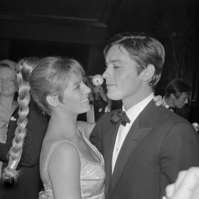 Nathalie Barthelemy. Manželství trvalo pět let, pak se rozvedli. I ona mu porodila syna. Díky Delonovi si nemohla stěžovat na nedostatek práce. Producenti ji obsazovali jen proto, že byla jeho ženou.