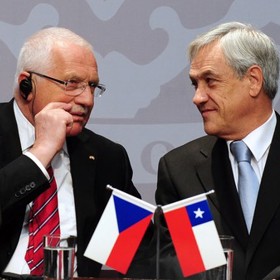 Václav Klaus v roce 2011 během tiskové konference se svým chilským protějškem Sebastianem Piňerou ukradl protokolární pero. 