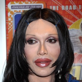 Pete Burns se sice hlavně soustředil na svou hudební kariéru, nikdy ale nezapomínal vyladit svůj výstřední vzhled, který se mnohdy stal terčem různých spekulací a posměšků.