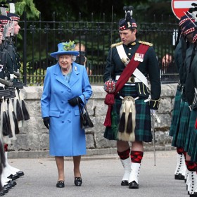 Předtím, než se stal osobním asistentem krále Karla III., dělal bodyguarda královně Alžbětě II. Společně zavítali například na inspekci vojenského praporu na hradě Balmoral.