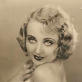 Carole Lombard podle všeho zabila její angažovanost, v pitevní zprávě se ovšem cizí zavinění neuvádí. 