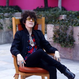 Laura Pergolizzi alias LP je slavná americká zpěvačka italského původu.