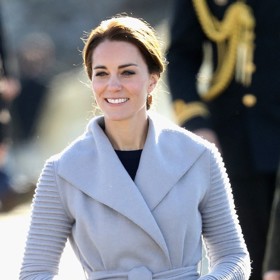 ...nebo šedý zavinovací kabátek značky Sentaler.