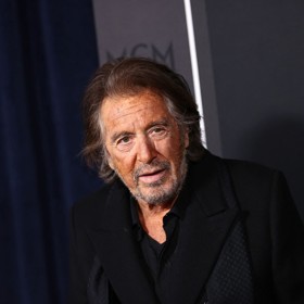 Herec Al Pacino se na stará kolena zamiloval do producentky Noor Alfallah.