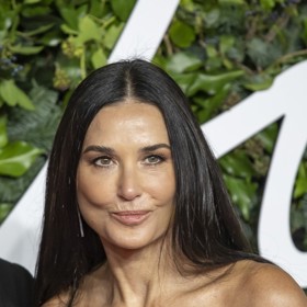 Takto vypadala Demi Moore v roce 2021, kdy si nechala dost nešťastně dát výplně do tváří.