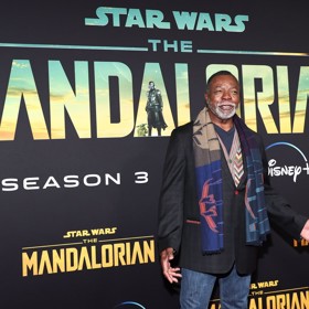 Carl Weathers si zahrál v seriálu Mandalorian.