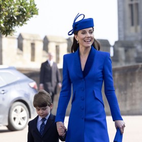 Na velikonoční bohoslužbu dorazila Kate loni v signifikantním kobaltově modrém outfitu, sestávajícím se z kloboučku Lock & Co. a kabátových šatů Catherine Walker.