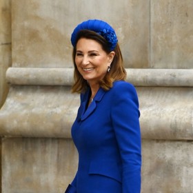 Tuto nepřehlédnutelnou barvu určenou silným ženám si oblíbila také Carole. Oblékla se do ní na květnovou korunovaci dceřina tchána Karla III., konkrétně do kabátových šatů Catherine Walker, které doplnila čelenkou ve stejném odstínu.