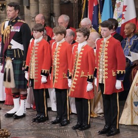Jonathan Thompson měl také na starosti čestná pážata během květnové korunovace svého chlebodárce. Králi pomáhal také se převléci do slavnostního roucha.