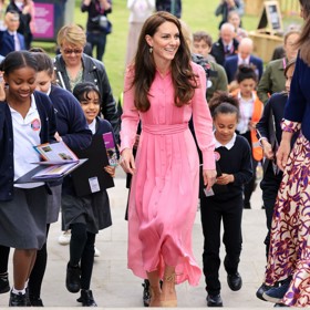 Kate a Carole Middletonovy jsou si hodně blízké a mají také podobný vkus. Princezna z Walesu v růžových šatech ME+EM's za 13 tisíc korun na květinové slavnosti v květnu loňského roku.
