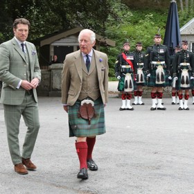 Major Jonathan Thompson (vlevo) je věrným zaměstnancem britské královské rodiny.