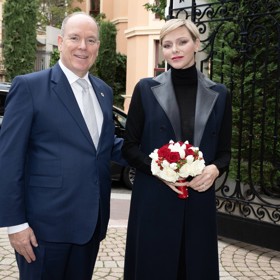 Jeden z nejluxusnějších looků vykouzlila loni Charlene prostřednictvím námořnicky modré vlněné vesty Loro Piana za 150 tisíc korun. Hodně drahý kousek, zdobený koženými klopami, si kněžna oblékla přes černý svetr a boty od Louise Vuittona (52 tisíc Kč).