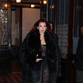 Uhrančivá Dua Lipa si v černočerném outfitu, kterému dominoval megalomanský kožich, vyrazila na projekci sladce růžového filmu Barbie. V něm si zahrála jednu z ikonických panenek.