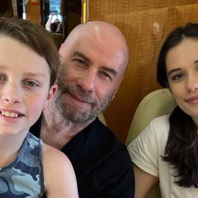 S tátou Johnem a bráškou Benjaminem má Ella nevšední pouto. Už přes tři roky se musejí obejít bez maminky a manželky Kelly Preston, která zemřela v 57 letech na rakovinu prsu.