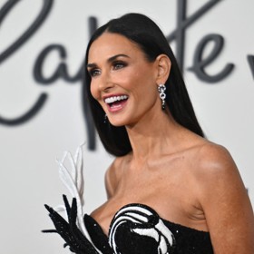 Stejně jako Brad Pitt i Demi Moore podstoupila deep plane facelift, tedy jakýsi apgrejdovaný lifting, jenž vypadá velmi přirozeně.