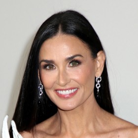 Herečka Demi Moore vypadá krátce před 65. narozeninami velmi mladistvě a přirozeně.