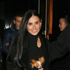 Vyhladí vrásky a zvýrazní konturu čelisti. Člověk po něm jakoby o 10 let omládl.