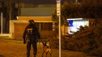 FOTO: Policisté na místě pátrali i s psovody.