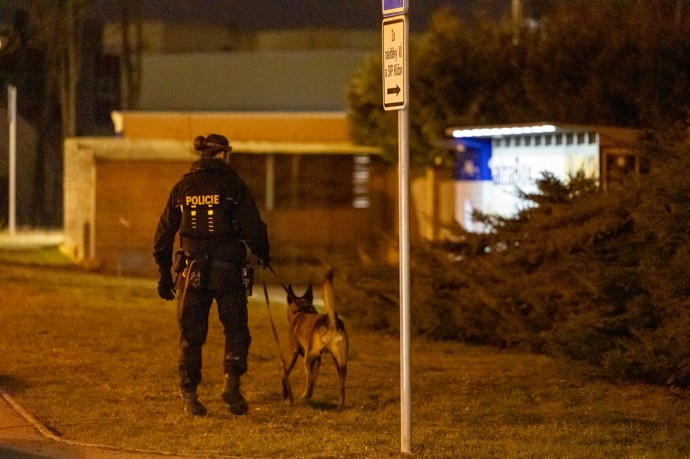 FOTO: Policisté na místě pátrali i s psovody. – stránka 164