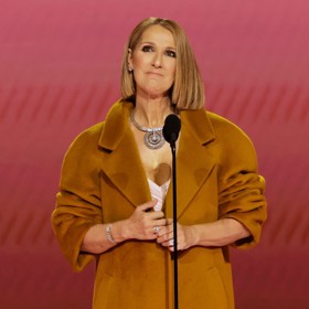 Po úvodním projevu, při němž se viditelně dojala, předala cenu za album roku kolegyni Taylor Swift.